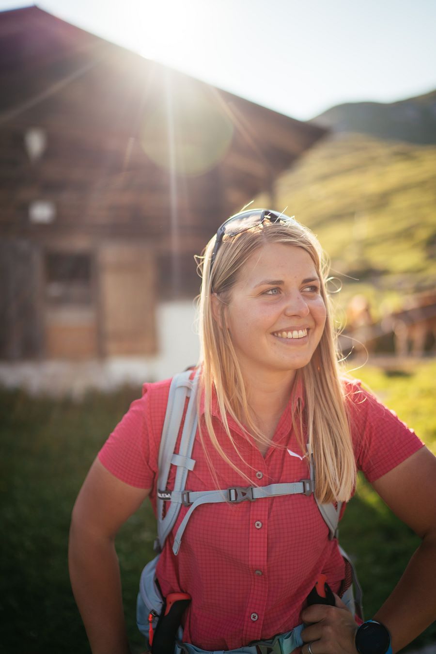 Kitzbüheler Alpen Hero Wandern Christina Foidl genießt den Sommertag auf ihrer Wanderung am KAT Walk c Daniel Gollner