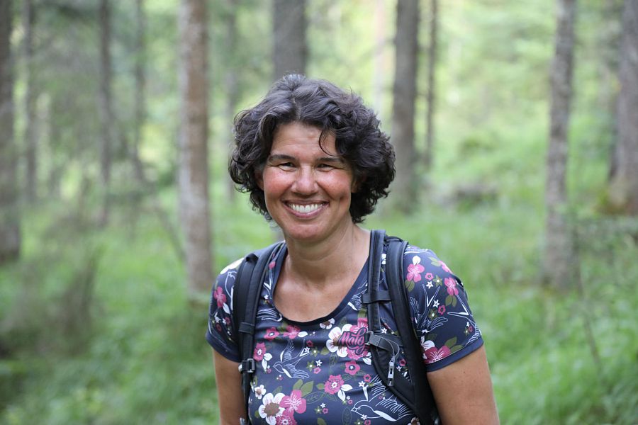 Lisa Flatscher entführt die Besucherinnen und Besucher in die Welt der Bäume