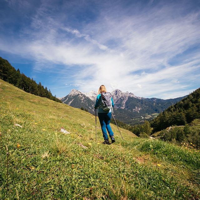 Kitzbüheler Alpen Hero wandelen Monika Günther wandeling over de KAT Walk met uitzicht op het PillerseeTal c Daniel Gollner