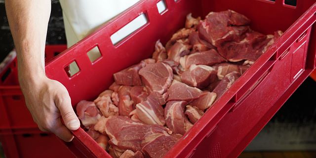 ausgewählte Fleischstücke für die Fleischkäseproduktion