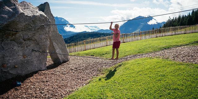 Kitzbüheler Alpen Hero Familie Danzl Mädchen im Klettergarten auf der Timoks Alm im PillerseeTal c Daniel Gollner