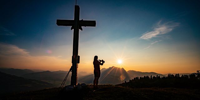 Kitzbüheler Alpen Hero Wandern Christina Foidl zaubert mit ihrem Flügelhorn einen emotionalen Sonnenuntergang am Baumooskogel c Daniel Gollner