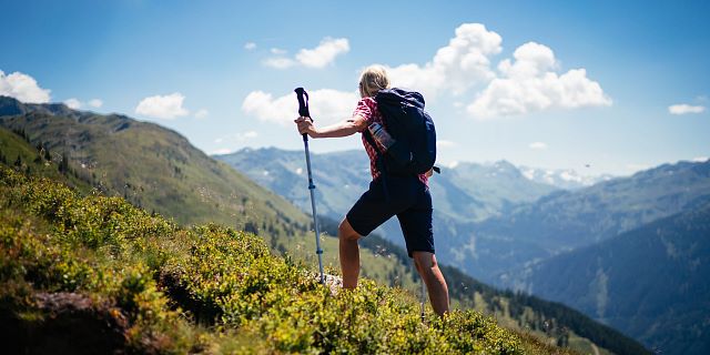 Kitzbüheler Alpen Hero Wandern Elke Henke erlebt einen tollen Ausblick auf ihrer Wanderung zum Lodron c Daniel Gollner