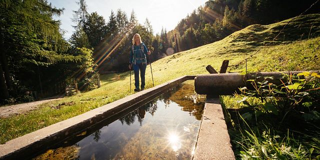Kitzbüheler Alpen Hero wandelen Monika Günther spiegeling in een trog in het PillerseeTal c Daniel Gollner