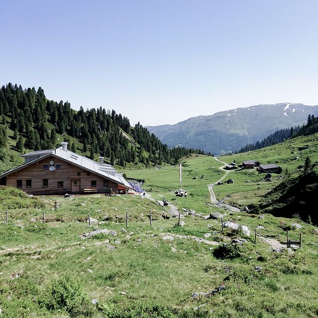 Holidays at the mountain hut Neue Bamberger Hütte