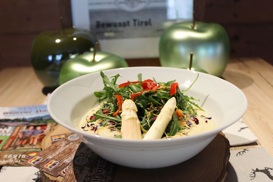 Spargelcremesuppe mit Hollunder, Parmesan und Ruccola