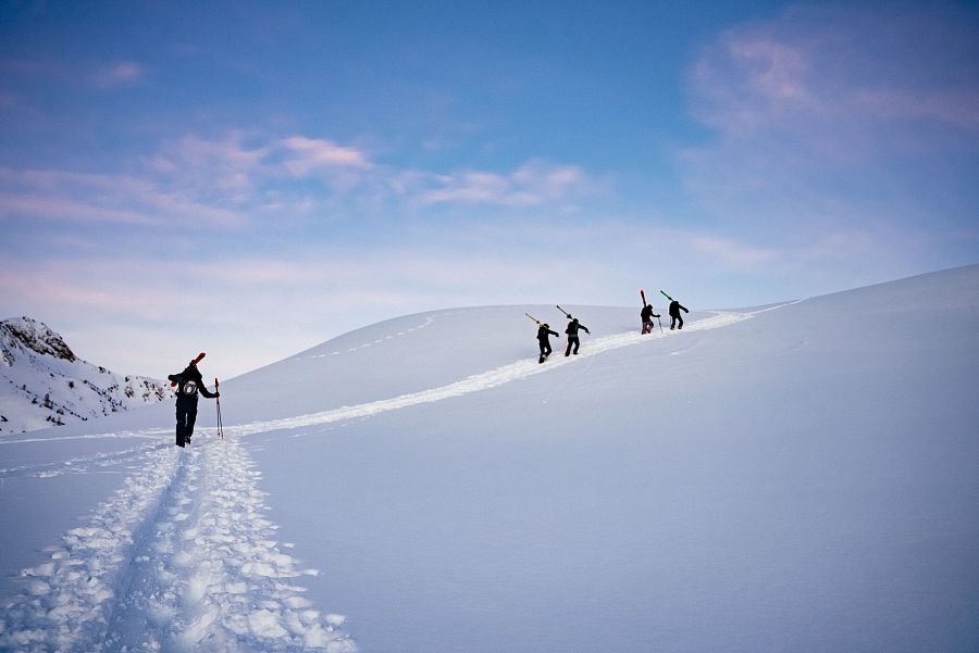 Kitzbüheler Alpen Lebenswegler Ben Kalra am Weg zum Gipfel (c) Daniel Gollner