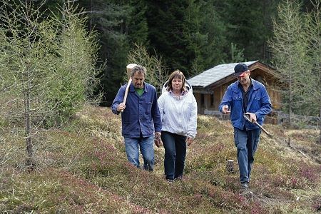 Mit Sigei und Peter vom Bienenzuchtverein