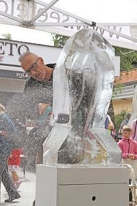 Benno Reitbauer beim Eisschnitzen