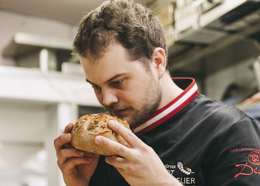 Den Moment, in dem er ein frisches Brot aus dem Ofen nimmt, genießt der junge Waidringer tagtäglich aufs Neue.