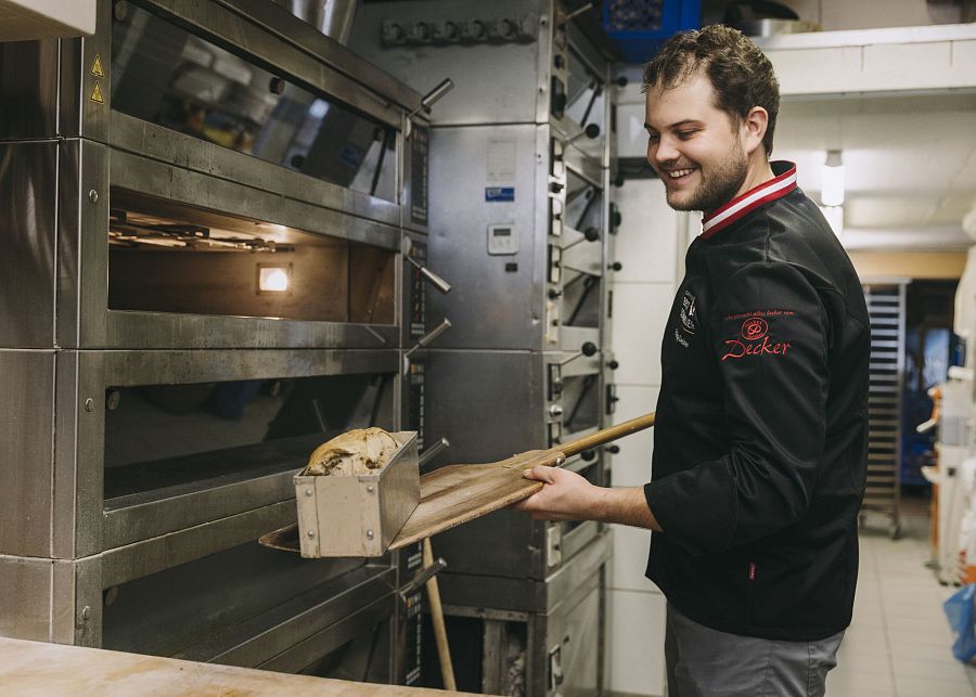 Bäcker- und Konditormeister Philipp Decker aus Waidring darf sich erster Tiroler Brotsommelier nennen.