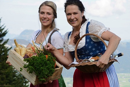 Charlotte Kitzbueheler Alpen Angerer Alm Annemarie Foidl mit Tochter