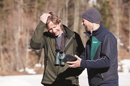 Der moderne Förster geht mit dem Tablet in den Wald - Franz Heim (li) und Christian Rieser (re) © Kogler/Neubauer