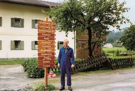 Stefan im Jahr 1994/95. Er hat 1.200 Schilder selbst produziert, bemalt und aufgestellt.
