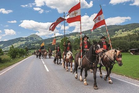 Die Reiter ziehen von Brixen in Richtung Kirchberg. © Kurt Tropper