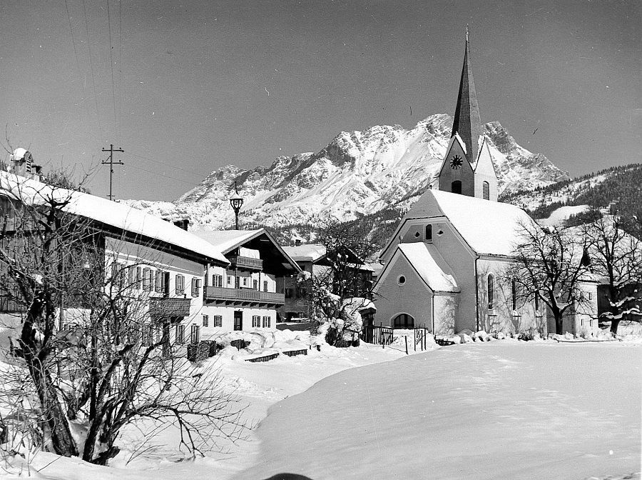 Dorf alte Kirche Winter 1950 Porsche.aus