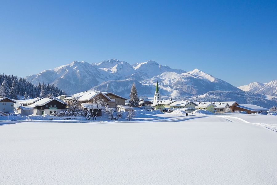 Das PillerseeTaler Dorf Hochfilzen begeistert mit seiner winterlichen Schneepracht.