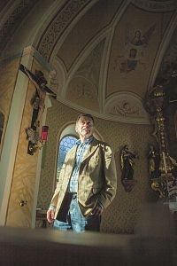 Georg Fuchs im Penningberger Kirchlein © Bei ins dahoam