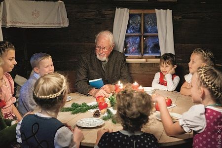 Herbert Jordan liest den Kindern vor © Nela Pichl