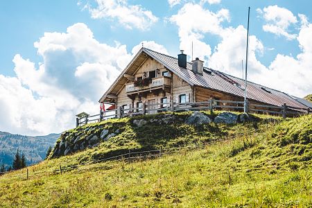 Toni bereitet die Jause auf der Hirzeggalm vor