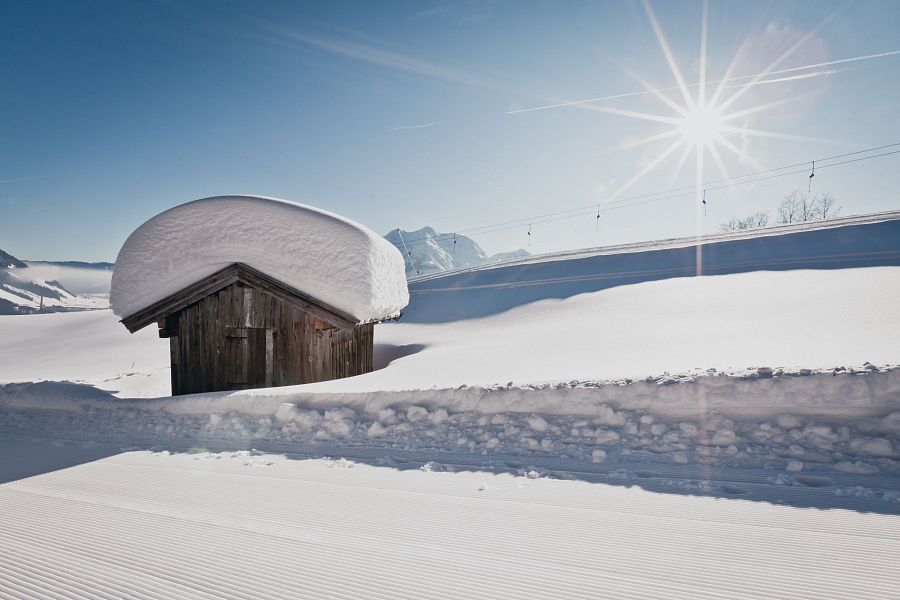 Über 1 Meter Neuschnee muss diese kleine Holzhütte in Hochfilzen stemmen.
