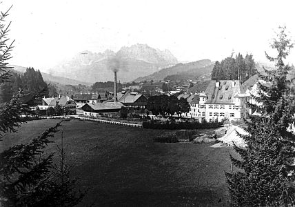 Hüttwerk mit rauchendem Schlot