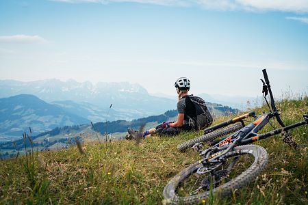 Kitzbüheler-Alpen-Hero-Bike-Lena-Koller-maakt-een-pauze-en-geniet-van-het-uitzicht-c-Daniel-Gollner
