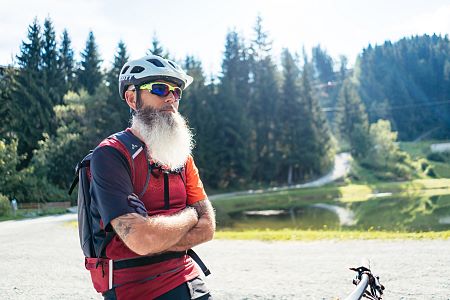 Kitzbüheler Alpen Hero Bike Marco Brandstätter am Speicherteich vorm Einstieg zum Harschbichltrail am KAT Bike c Daniel Gollner
