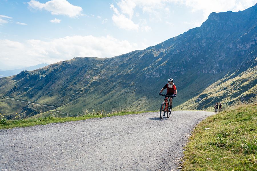 Kitzbüheler Alpen Hero Bike Marco Brandstätter fährt bergauf auf der letzten KAT Bike Etappe c Daniel Gollner