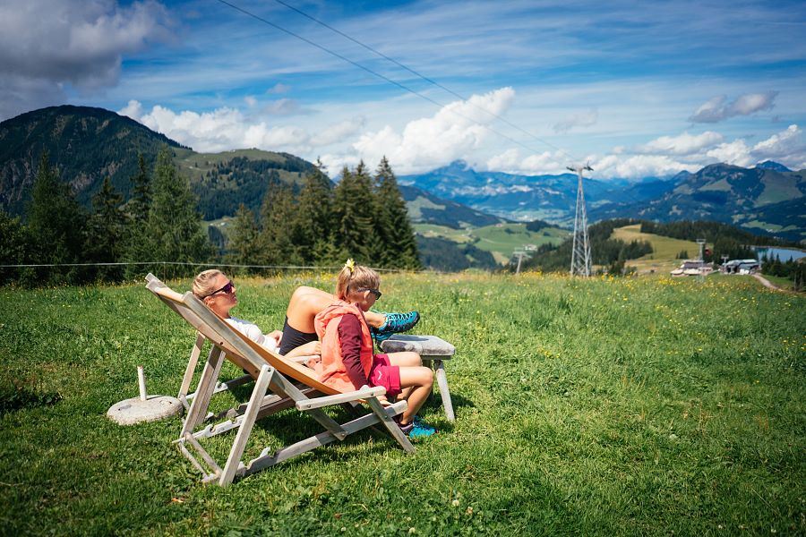 Kitzbüheler Alpen Hero Familie Danzl Mutter und Tochter genießen die Aussicht vom Liegestuhl im PillerseeTal c Daniel Gollner