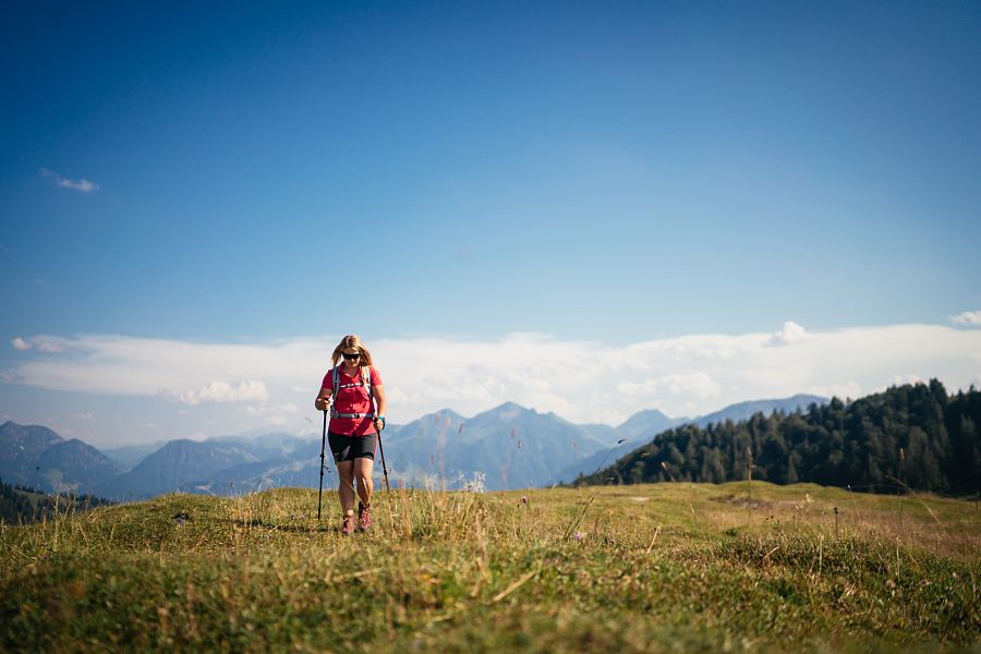 Kitzbüheler Alpen Hero Wandern Christina Foidl ist auf der sechsten KAT Walk Etappe unterwegs c Daniel Gollner