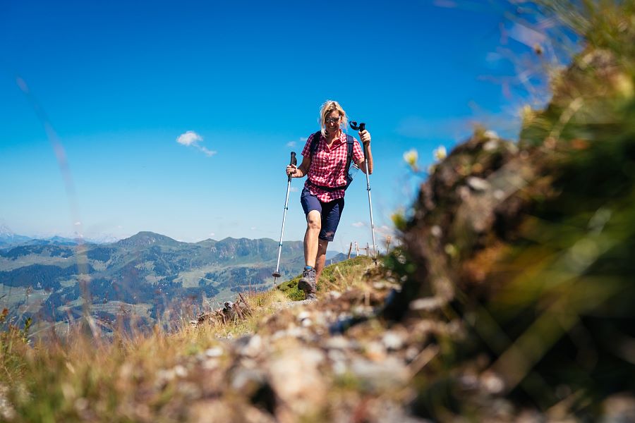 Kitzbüheler Alpen Hero Wandern Elke Henke auf einem Wanderweg ins Windautal c Daniel Gollner