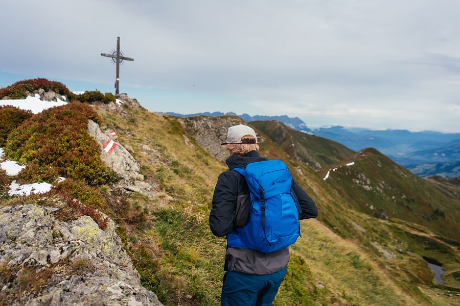 Kitzbüheler Alpen Hero Wandern Nick Brandstätter auf den letzten Metern zum Gipfel des Flochs im Brixental c Daniel Gollner
