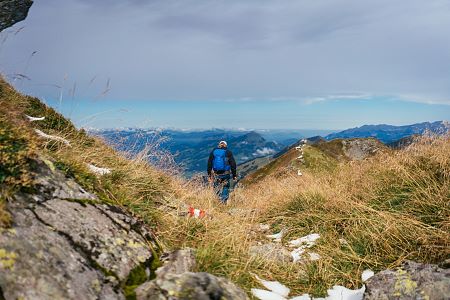 Kitzbüheler Alpen Hero wandelen Nick Brandstätter wandelt over een wandelweg naar de Floch in het Brixental c Daniel Gollner