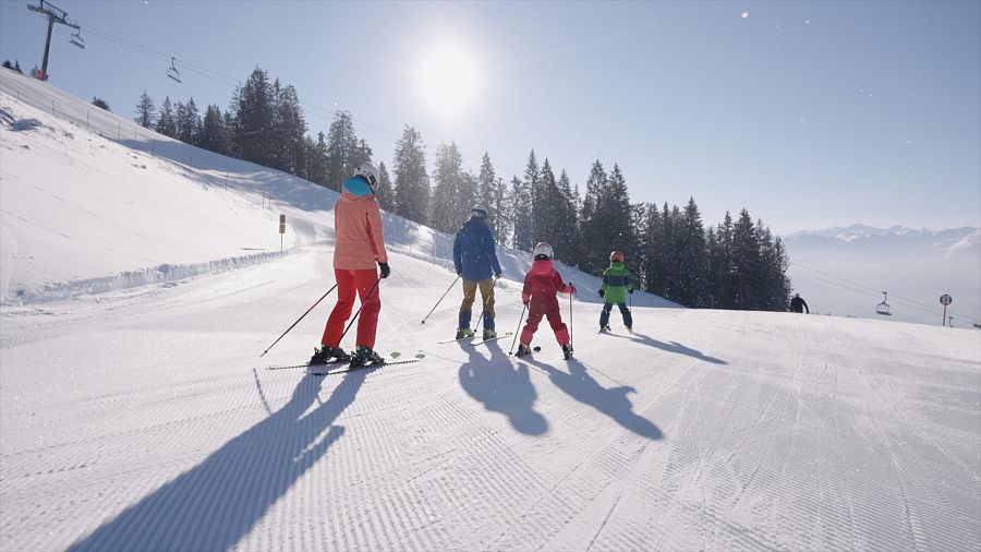 Kitzbueheler-Alpen-Ski-Hero-Familie-Gruber-Ausblick-von-Skipiste-c-Daniel-Gollner