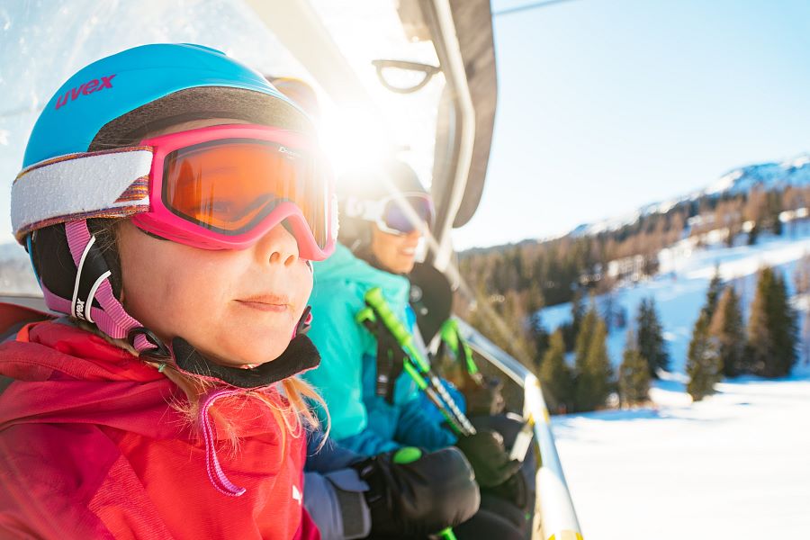 Kitzbueheler-Alpen-Ski-Hero-Familie-Wallner-am-Sessellift-c-Daniel-Gollner