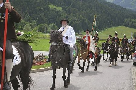 Kühne Reiter: Auch die Geistlichkeit schwingt sich in den Sattel. © Kitzbüheler Alpen-Brixental