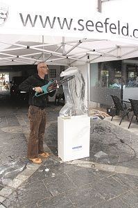 Mit der Kettensäge wird grob vorgearbeitet.