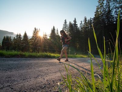 Mit der Sonne im Gesicht nach oben
