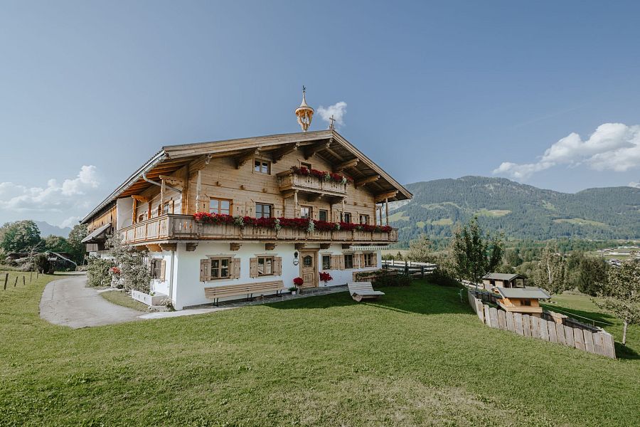 Das über 200 Jahre alte Bauernhaus ist nicht nur ein Stück Geschichte, sondern auch ein wahrer Blickfang – ein Zeugnis von Tradition und handwerklicher Meisterkunst.