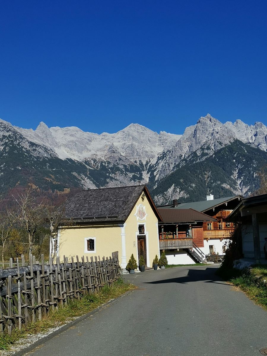 Ortsteil Flecken in St. Ulrich a.P. im Hintergrund die Loferer Steinberge