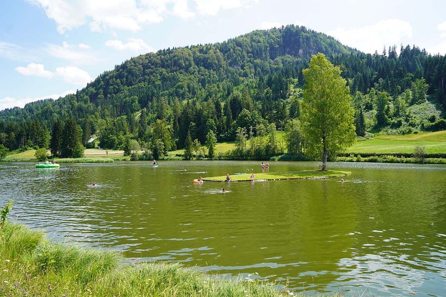 Auf einem Plateau liegt der idyllische Lauchsee in Fieberbrunn.