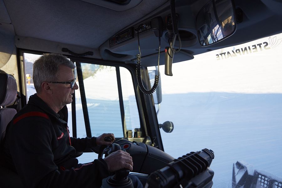 Im Cockpit mit dem Pistenbullyfahrer
