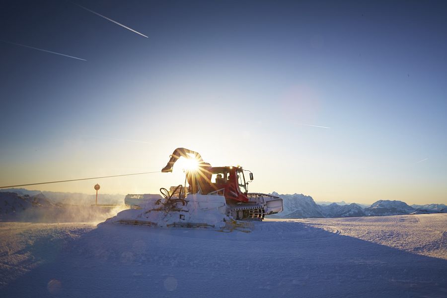 PistenBully im Sonnenuntergang