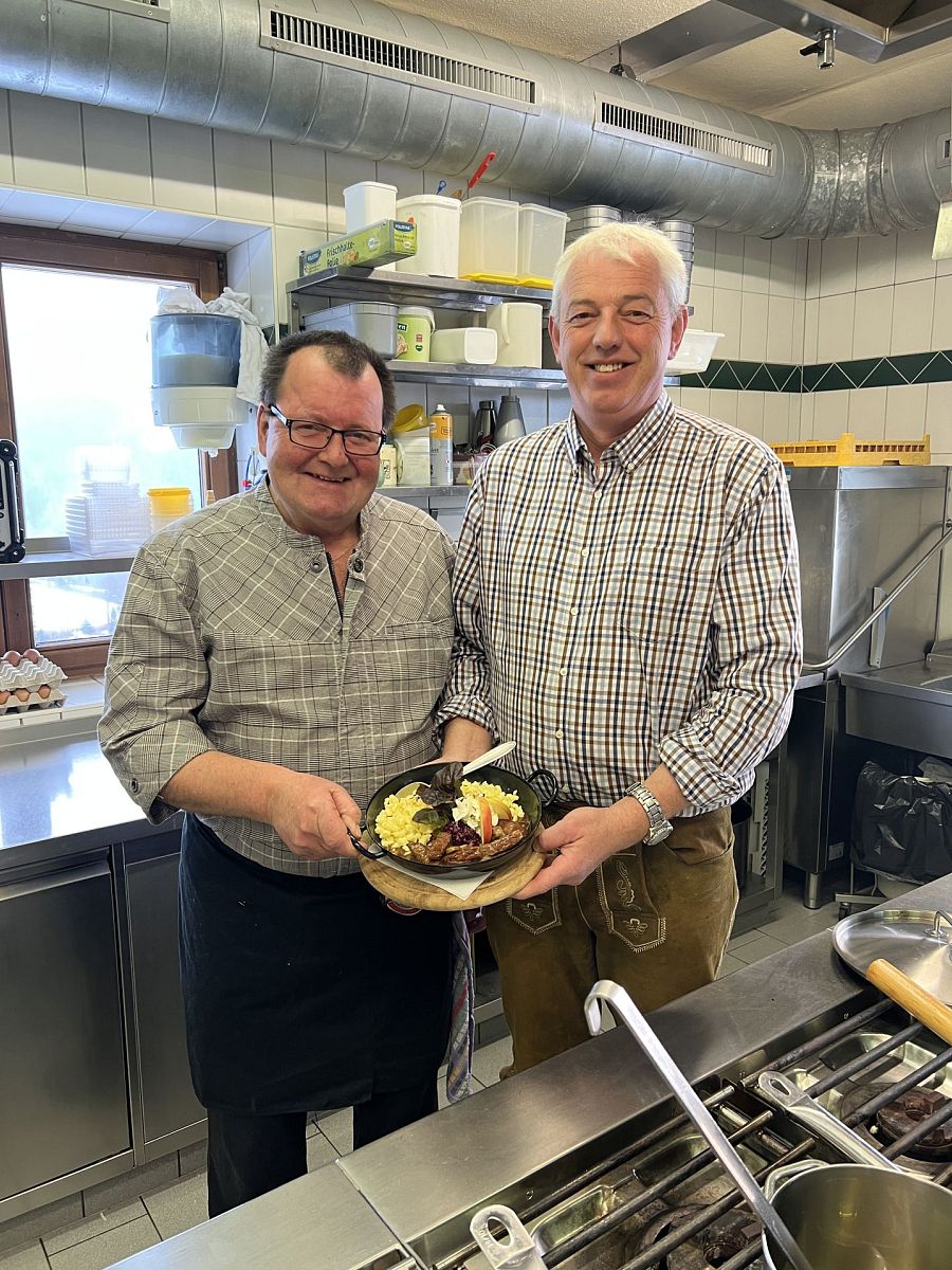 Auf der Hoametzl Hütte wird täglich frisch gekocht. Küchenchef Sepp Rieser und Hüttenwirt Georg Perter.