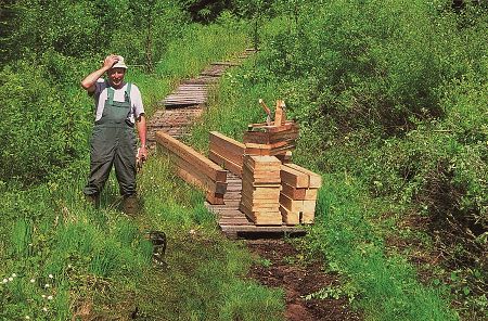 Seppi beim Bauen im „Moor & More