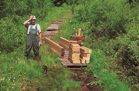 Seppi beim Bauen im „Moor & More