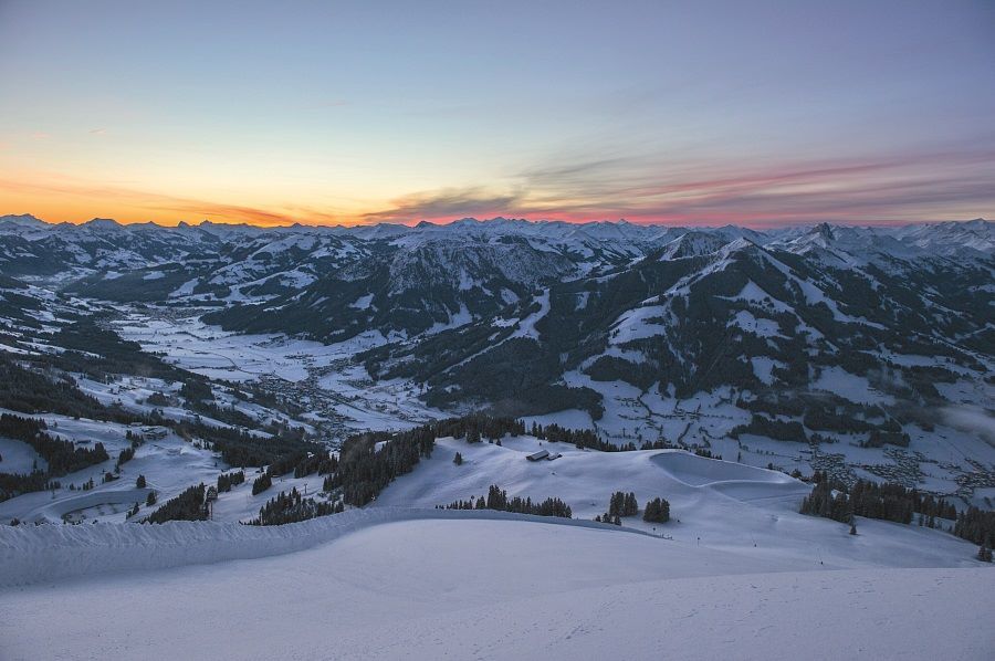 Sonnenaufgang im Brixental mit Blickrichtung Süden - im Osten Kirchberg, dann Brixen und rechts Westendorf © Bei ins dahoam