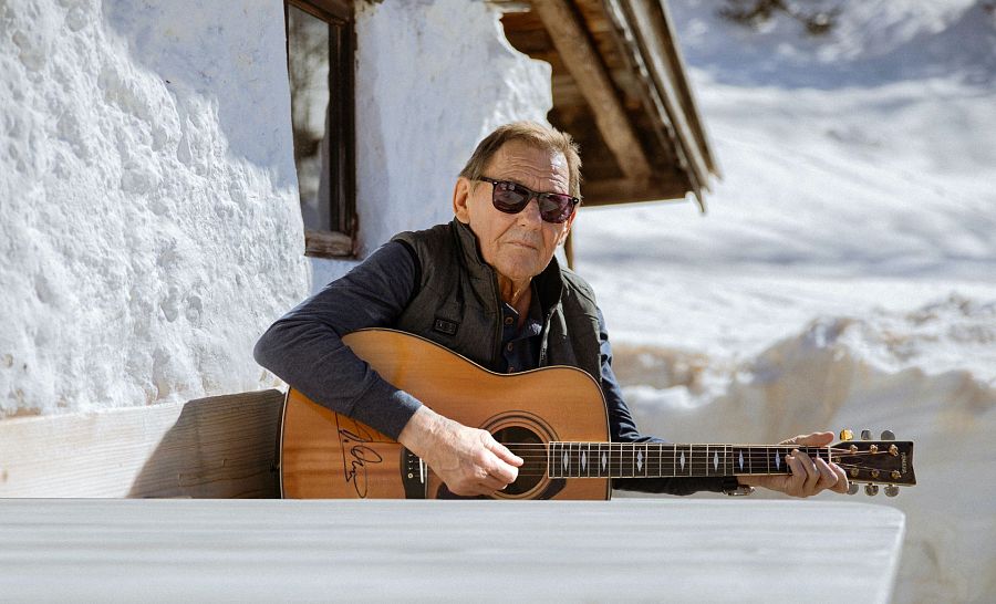 Einige von Ambros bekanntesten Lieder sind auf seiner Berghütte in Waidring entstanden.