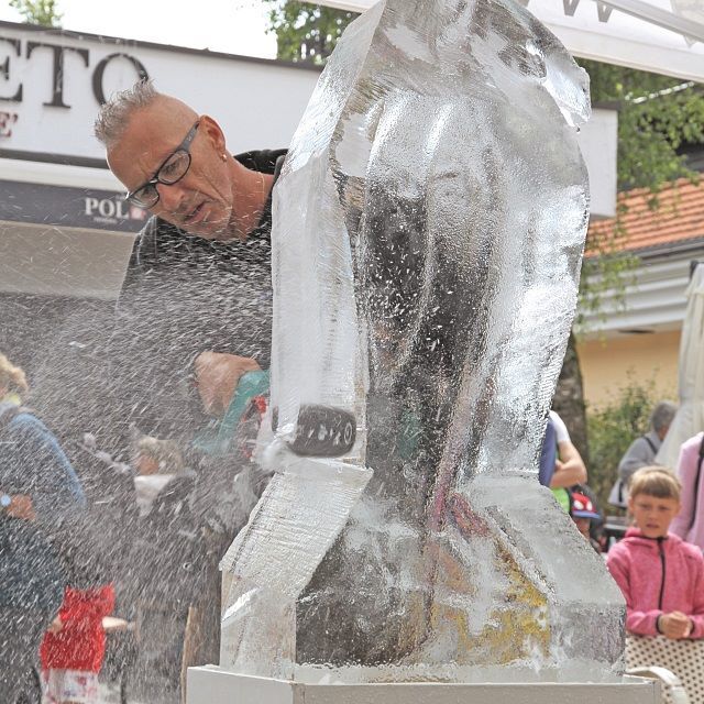 Benno Reitbauer beim Eisschnitzen